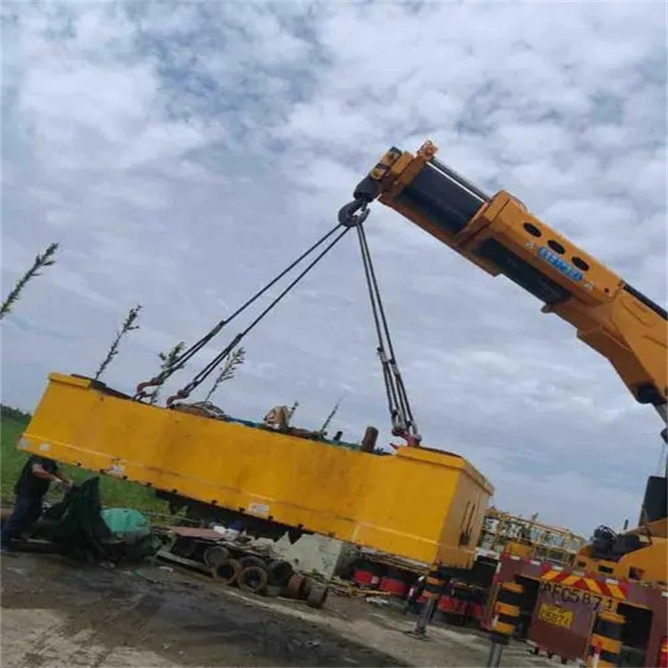 高场办事处吊运集装箱的吊车